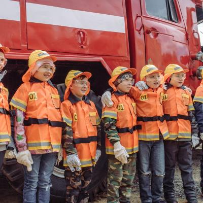 Дети знакомятся с пожарной машиной